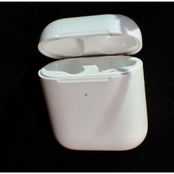 Apple AirPods A2031 Wireless Bluetooth Earbuds White with Charging Case - Picture 4 of 9